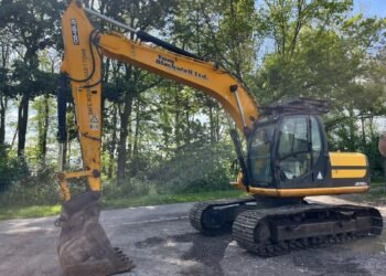 Considering a JCB digger for sale? Look no further than the robust 2010 JCB JS160 excavator digger! This 16-ton machine is a powerhouse for various excavation and demolition projects.