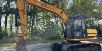 Considering a JCB digger for sale? Look no further than the robust 2010 JCB JS160 excavator digger! This 16-ton machine is a powerhouse for various excavation and demolition projects.